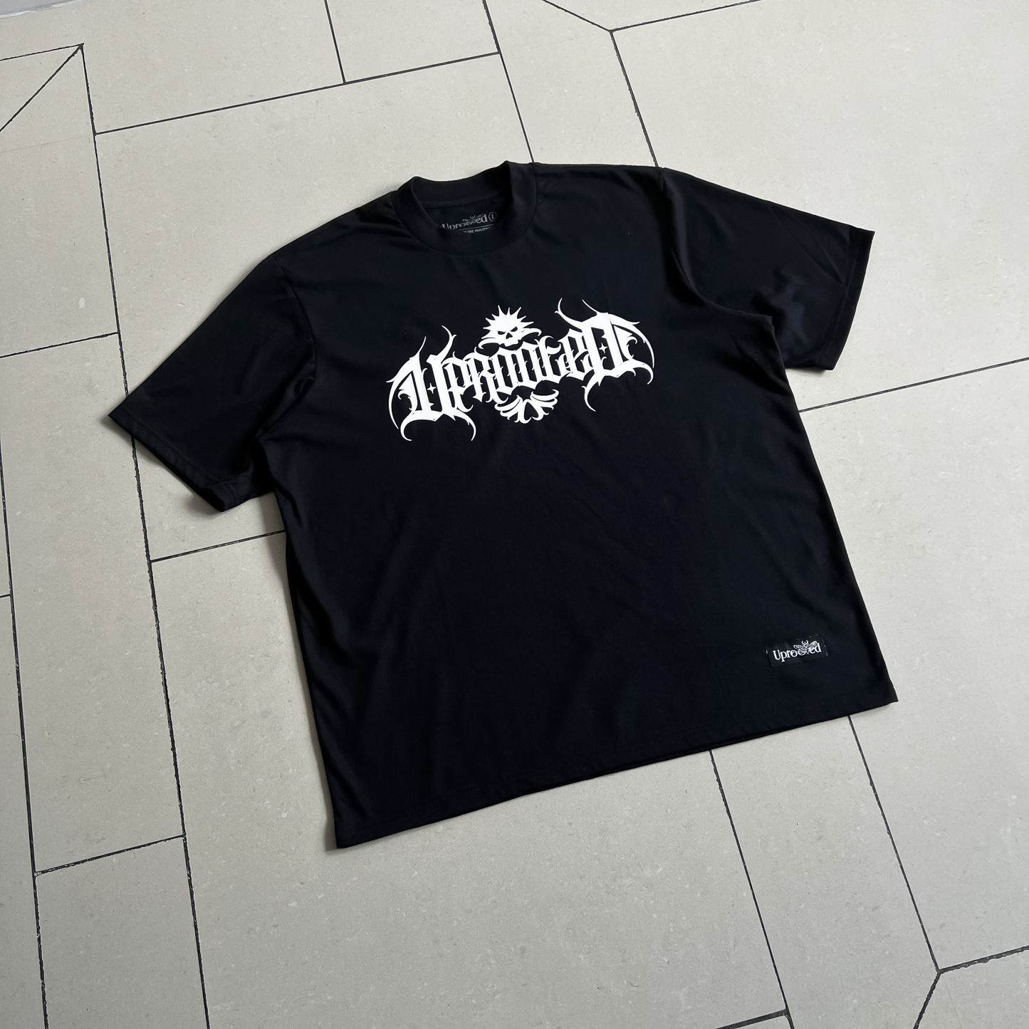 GOTHIC SCRIPT" OVERSIZED TEE IN BLACK