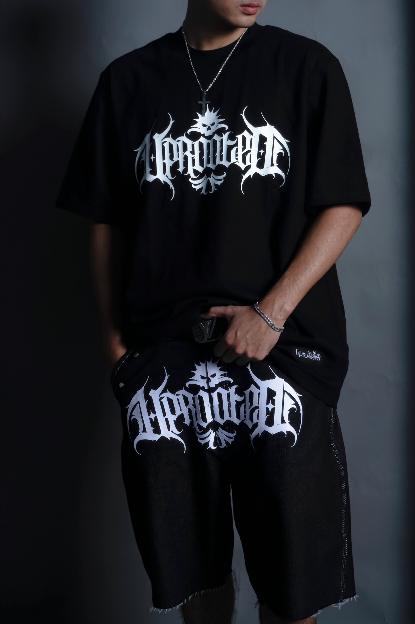 GOTHIC SCRIPT" OVERSIZED TEE IN BLACK